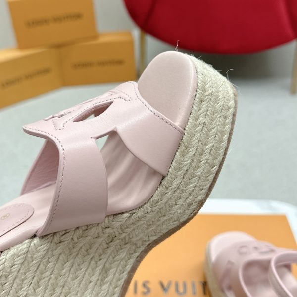 LOUIS VUIITON LV ISOLA WEDGE SANDAL ROSE 1AGYI1