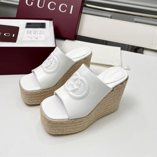 GUCCI WOMEN’S INTERLOCKING G SANDAL WHITE