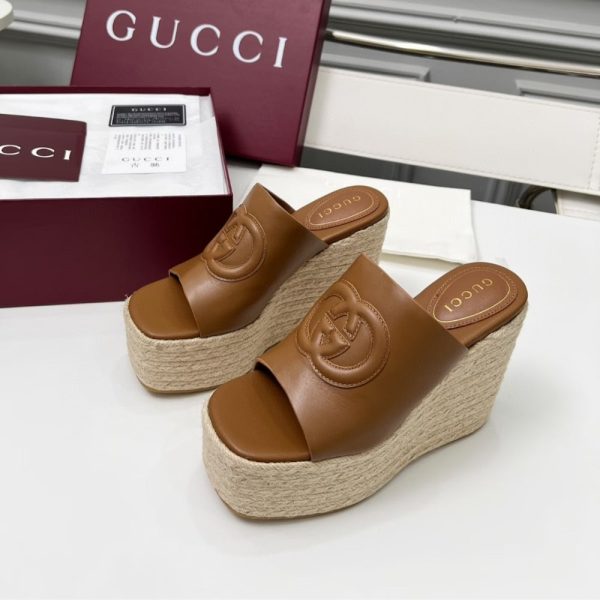 GUCCI WOMEN’S INTERLOCKING G SANDAL BROWN 817212 AP0B0 2712