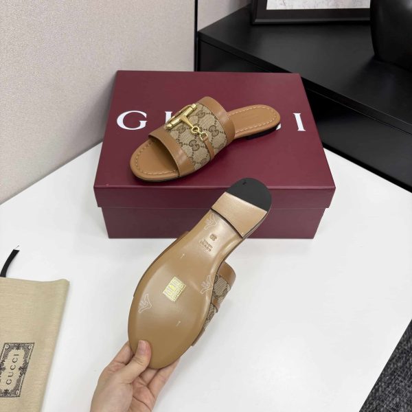 GUCCI WOMEN’S SLIDE SANDAL WITH HORSEBIT LIGHT BROWN 834427 AAE05 2747