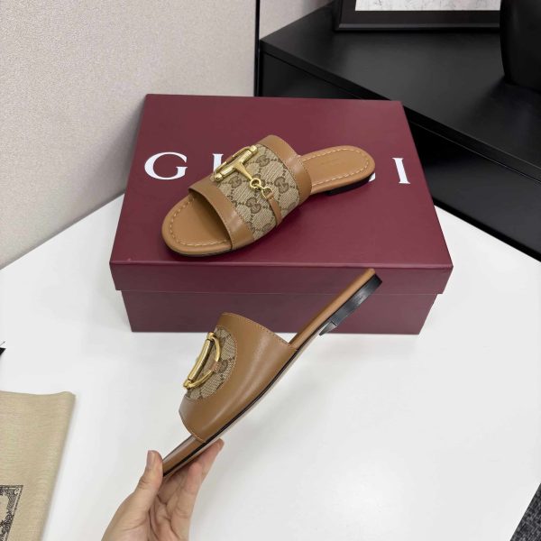 GUCCI WOMEN’S SLIDE SANDAL WITH HORSEBIT LIGHT BROWN 834427 AAE05 2747