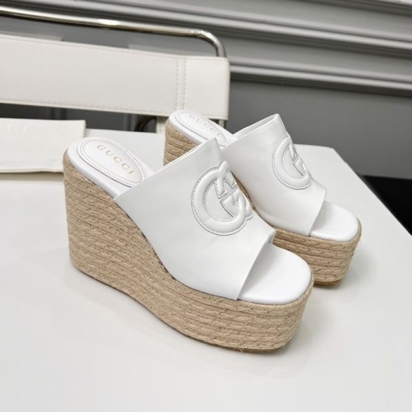 GUCCI WOMEN’S INTERLOCKING G SANDAL WHITE